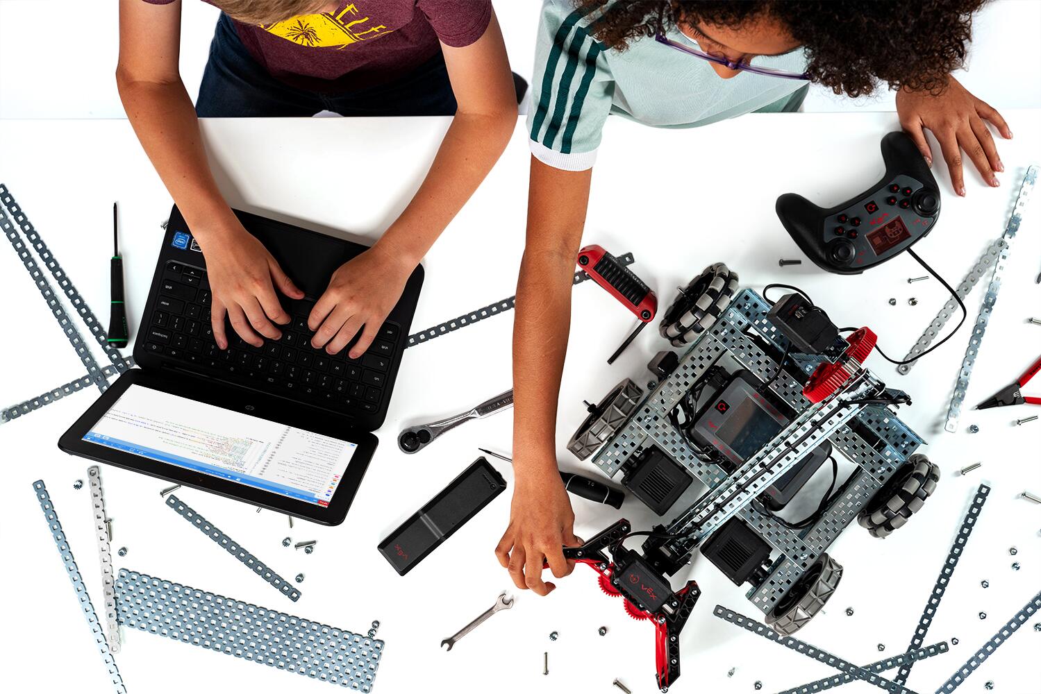 VEX_V5_Boy_Girl_Laptop_Robot_Pieces_1499_x_1000